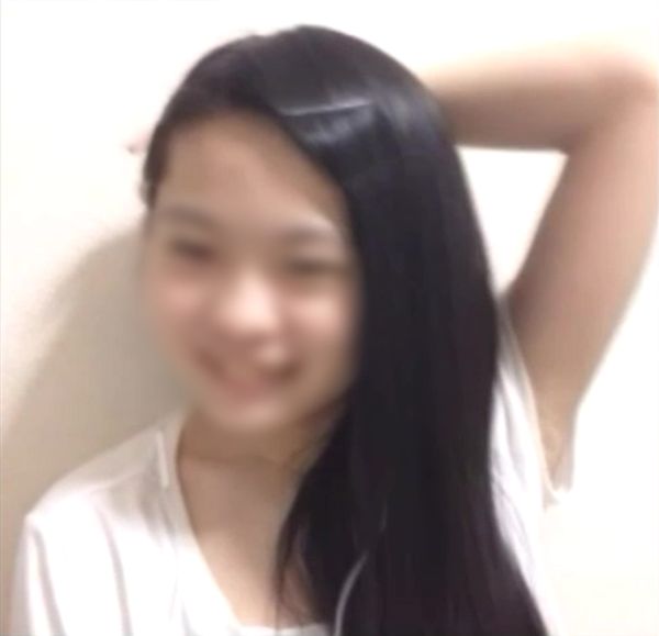 18歳の女子大生　上も下も見せてくれる