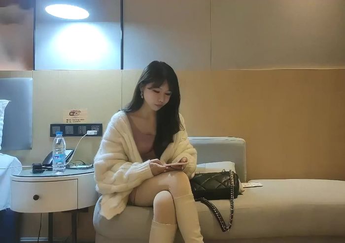 壹屌探花鸭哥上场约了个高颜值白靴性感妹子啪啪，舌吻口交摸逼上位骑坐大力抽插猛操