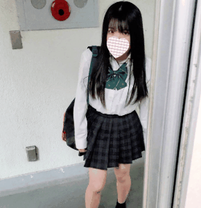 クリが透け透けな真っ赤なTバックを履いたJKをめくり盗撮　14日分　ねんいち