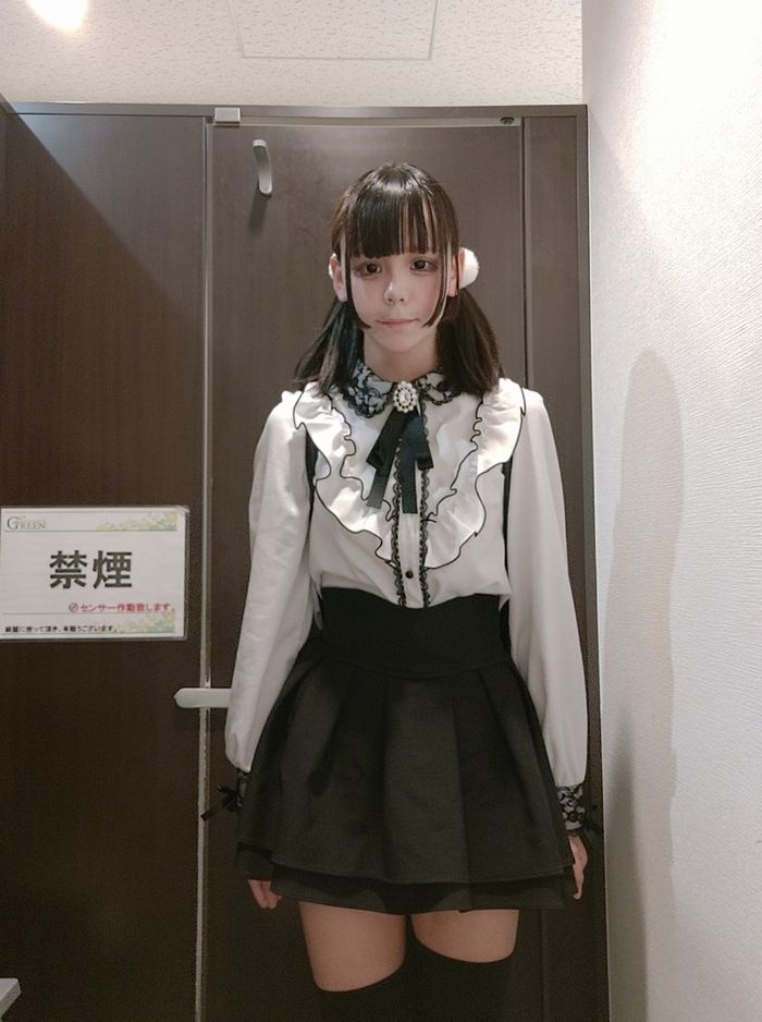 コンカフェ嬢　女子トイレでオナニー配信